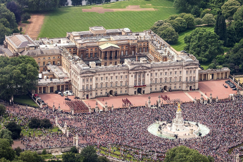 Buckingham Palace aerial view 2016 (cropped)